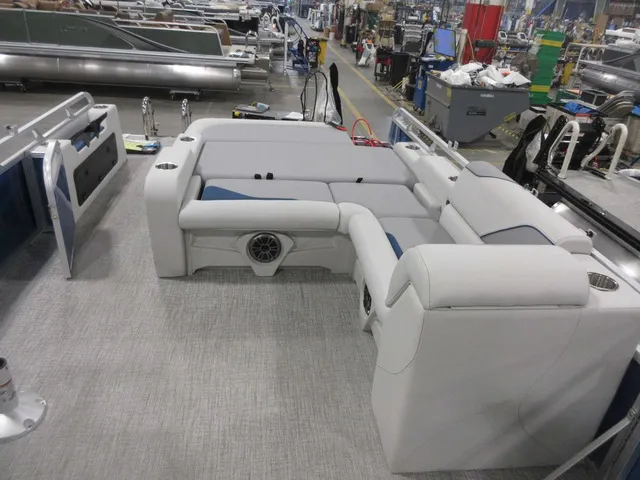 Slide: The Image of Avalon 2385 25 Venture 85 VRB 2026 - 13