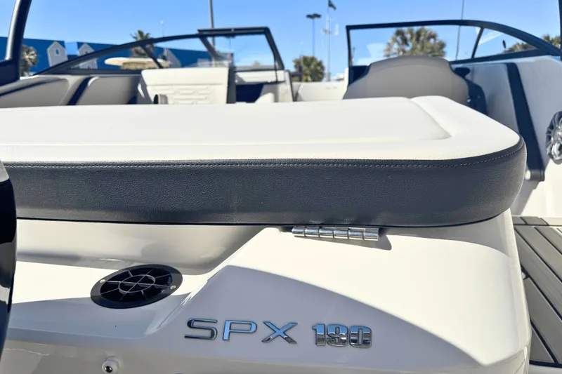 Slide: The Image of Sea Ray SPX 190 2025 - 10