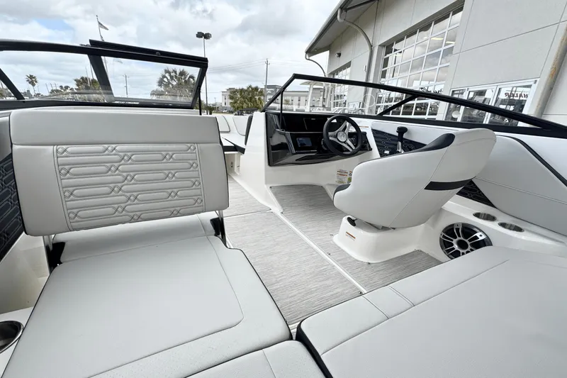 Slide: The Image of Sea Ray SPX 190 2025 - 11