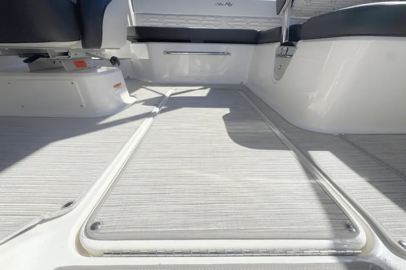 Slide: The Image of Sea Ray SPX 190 2025 - 12