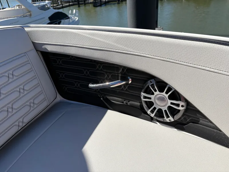 Slide: The Image of Sea Ray SPX 190 2025 - 13