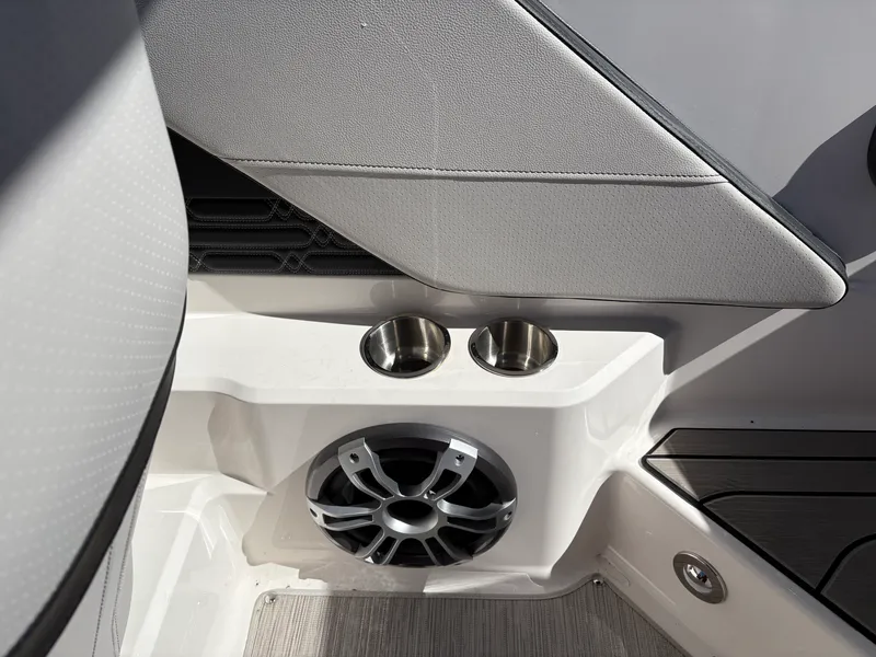 Slide: The Image of Sea Ray SPX 190 2025 - 16