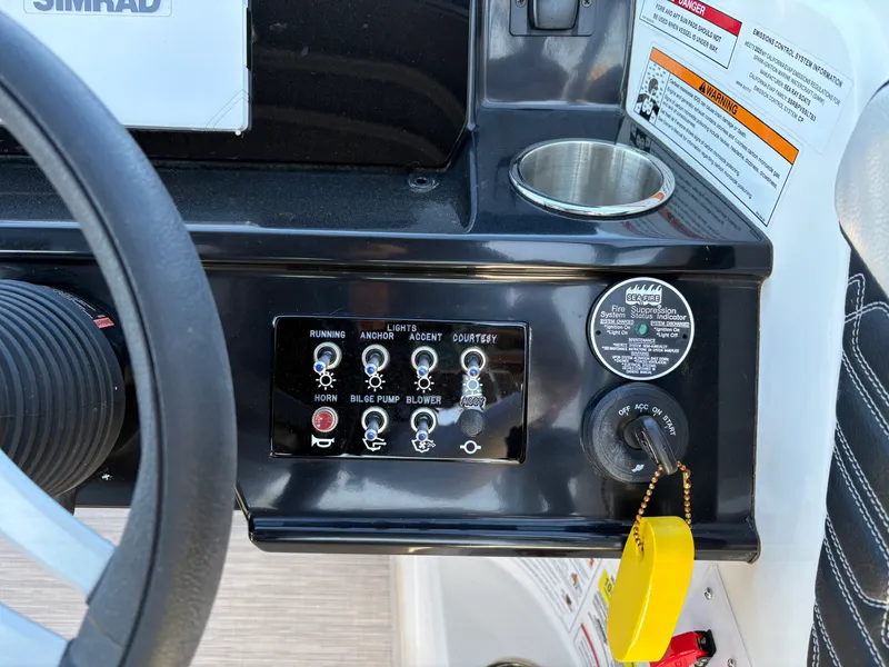 Slide: The Image of Sea Ray SPX 190 2025 - 17