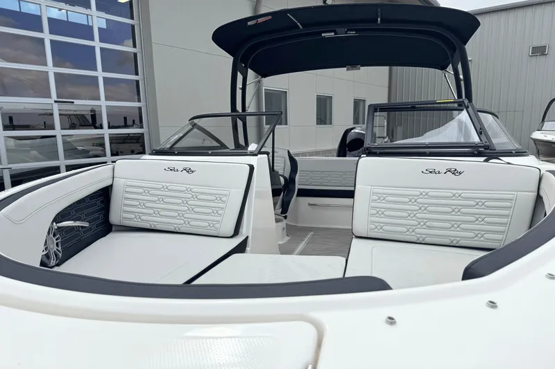 Slide: The Image of Sea Ray SPX 190 2025 - 2