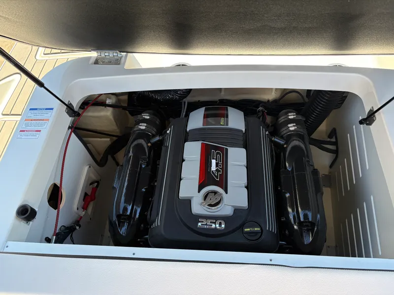 Slide: The Image of Sea Ray SPX 190 2025 - 20