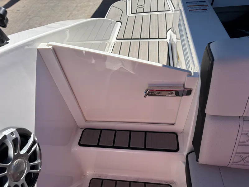 Slide: The Image of Sea Ray SPX 190 2025 - 22