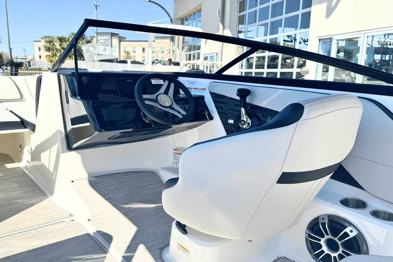 Slide: The Image of Sea Ray SPX 190 2025 - 5