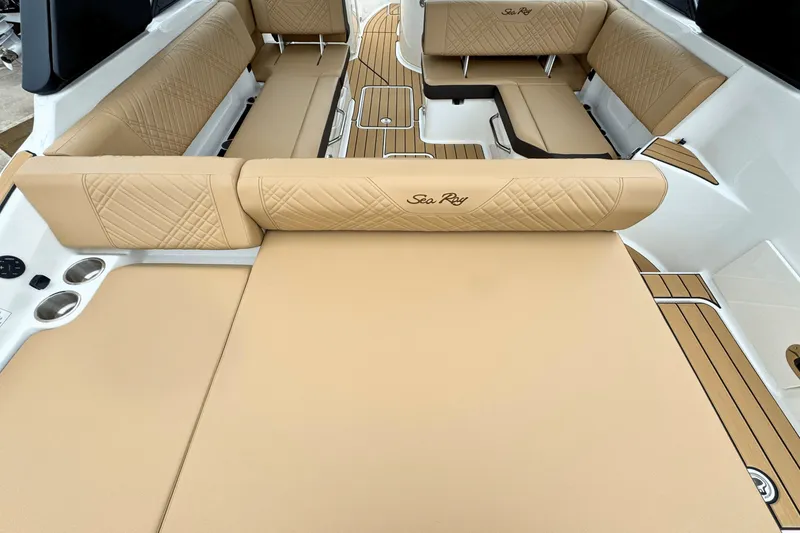 Slide: The Image of Sea Ray 250 SDX 2025 - 13