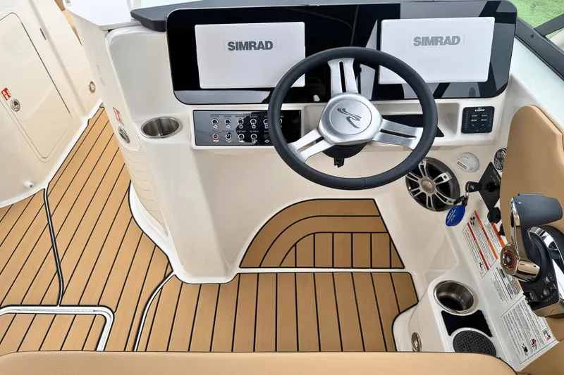 Slide: The Image of Sea Ray 250 SDX 2025 - 2