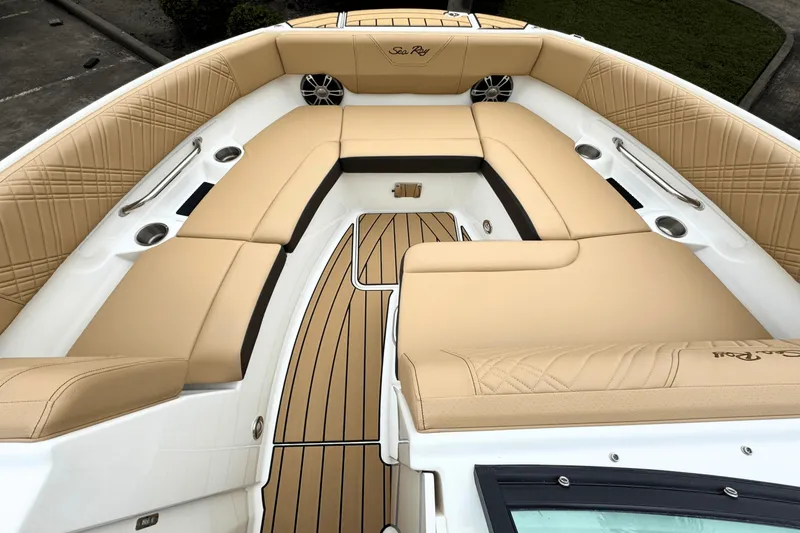 Slide: The Image of Sea Ray 250 SDX 2025 - 3