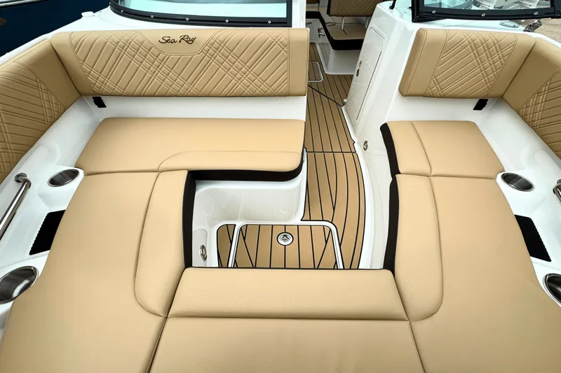 Slide: The Image of Sea Ray 250 SDX 2025 - 4