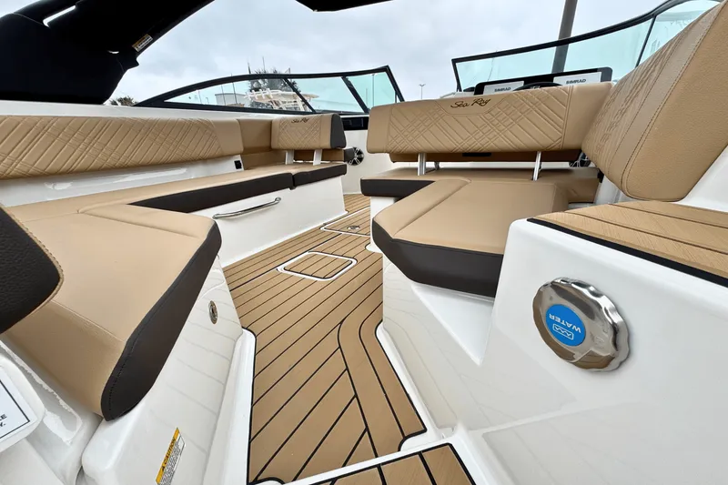 Slide: The Image of Sea Ray 250 SDX 2025 - 5