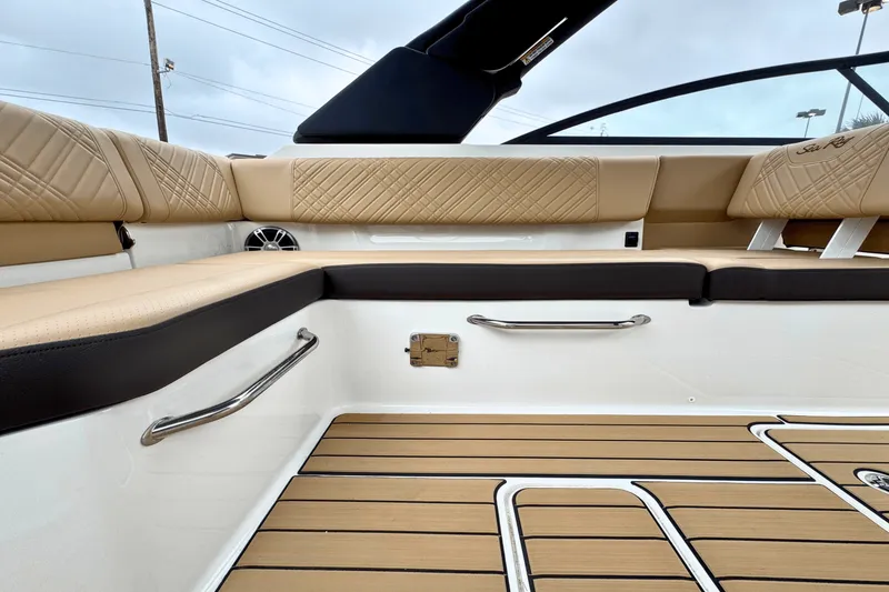Slide: The Image of Sea Ray 250 SDX 2025 - 6