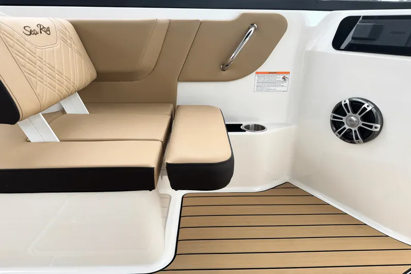 Slide: The Image of Sea Ray 250 SDX 2025 - 8