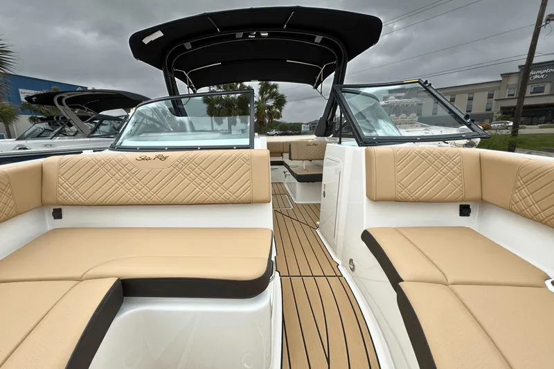 Slide: The Image of Sea Ray 250 SDX 2025 - 9
