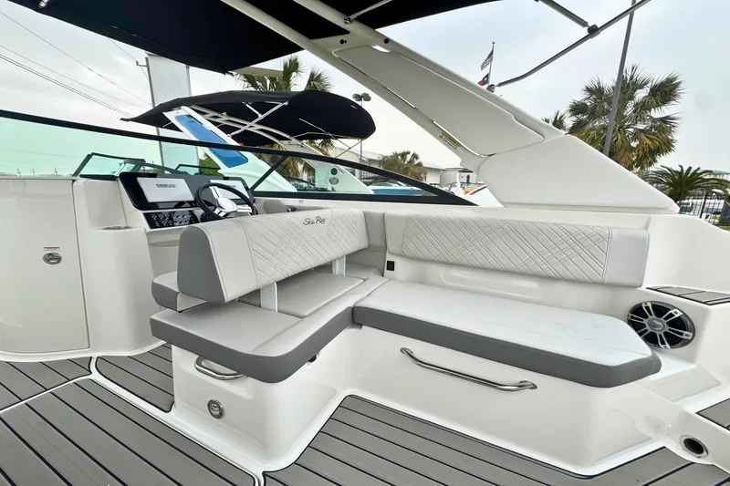 Slide: The Image of Sea Ray SDX 270 Outboard 2025 - 2