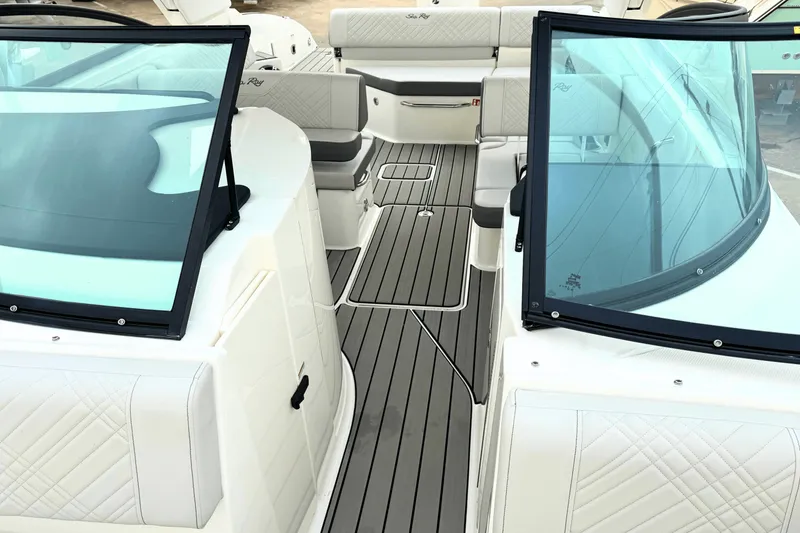 Slide: The Image of Sea Ray SDX 270 Outboard 2025 - 6