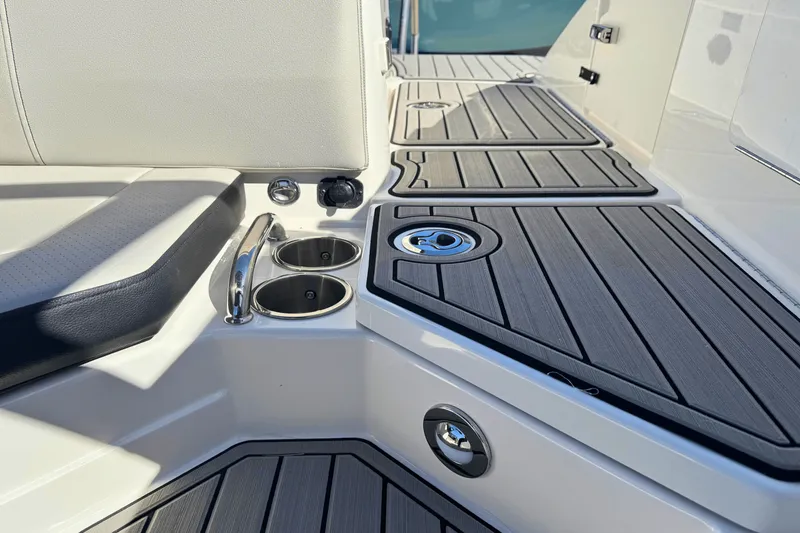 Slide: The Image of Sea Ray SPX 230 Outboard 2025 - 13