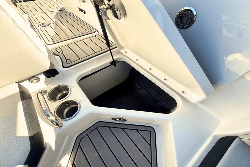 Slide: The Image of Sea Ray SPX 230 Outboard 2025 - 14