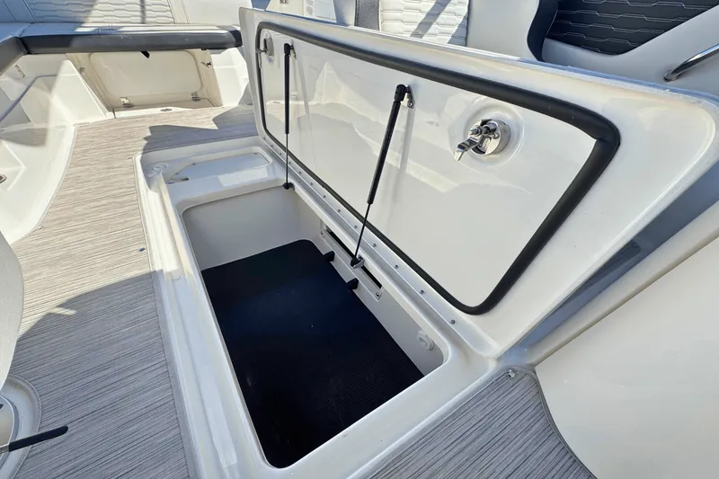 Slide: The Image of Sea Ray SPX 230 Outboard 2025 - 15