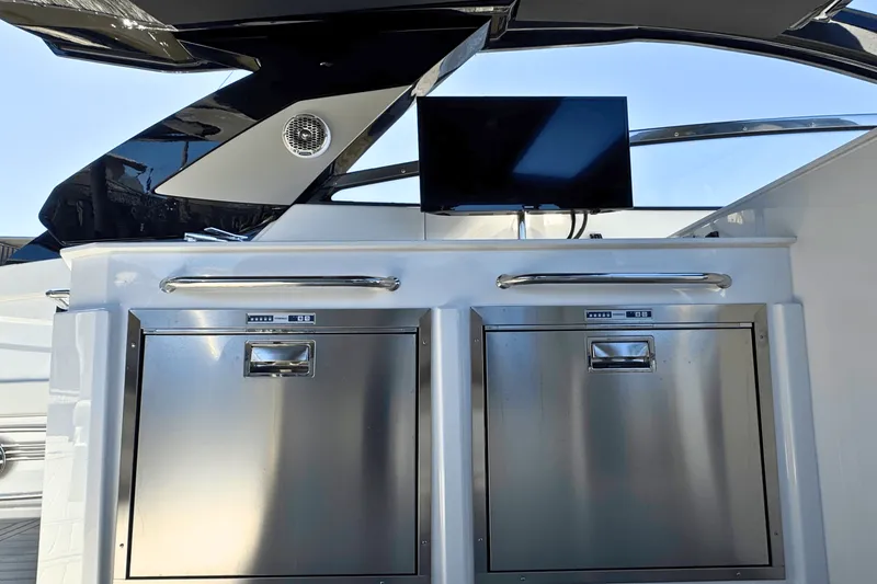 Slide: The Image of Cruisers 42 GLS Outboard 2025 - 10