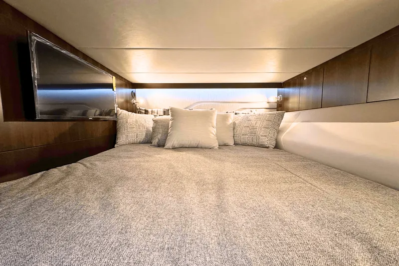 Slide: The Image of Cruisers 42 GLS Outboard 2025 - 18