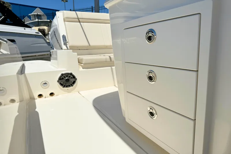 Slide: The Image of Boston Whaler 280 Dauntless 2025 - 11