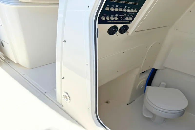 Slide: The Image of Boston Whaler 280 Dauntless 2025 - 13