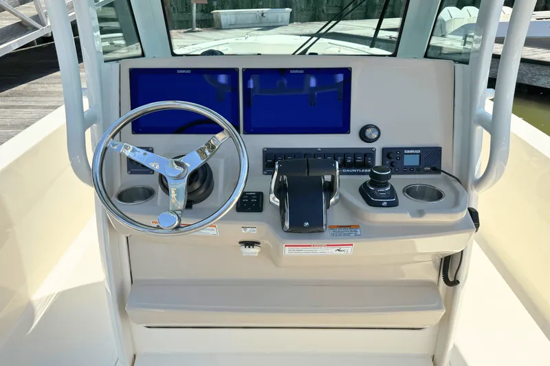 Slide: The Image of Boston Whaler 280 Dauntless 2025 - 4