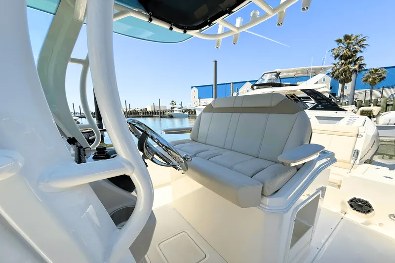 Slide: The Image of Boston Whaler 280 Dauntless 2025 - 6