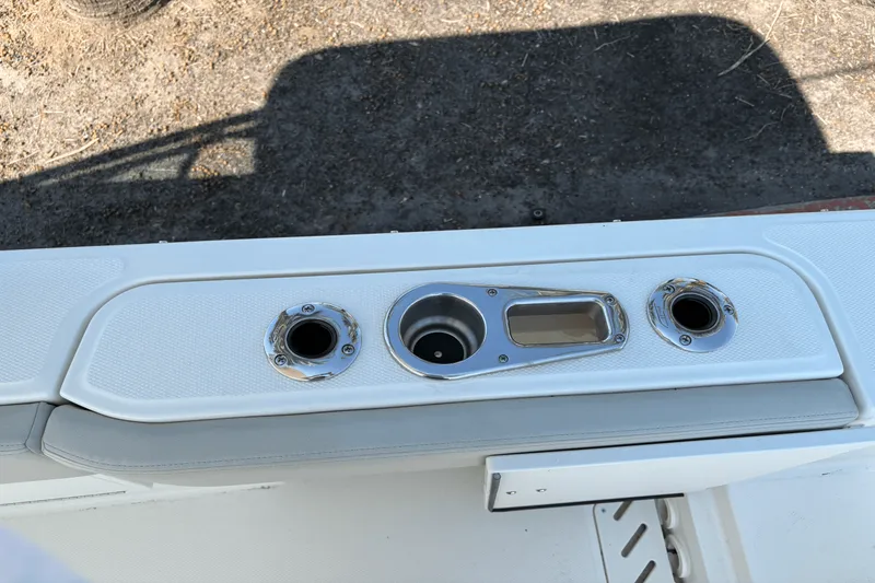 Slide: The Image of Boston Whaler 240 Vantage 2025 - 10