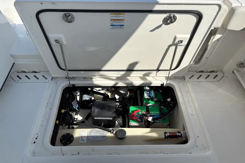 Slide: The Image of Boston Whaler 240 Vantage 2025 - 11