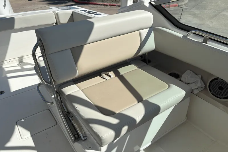 Slide: The Image of Boston Whaler 240 Vantage 2025 - 12