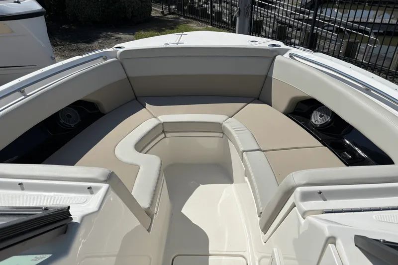 Slide: The Image of Boston Whaler 240 Vantage 2025 - 13