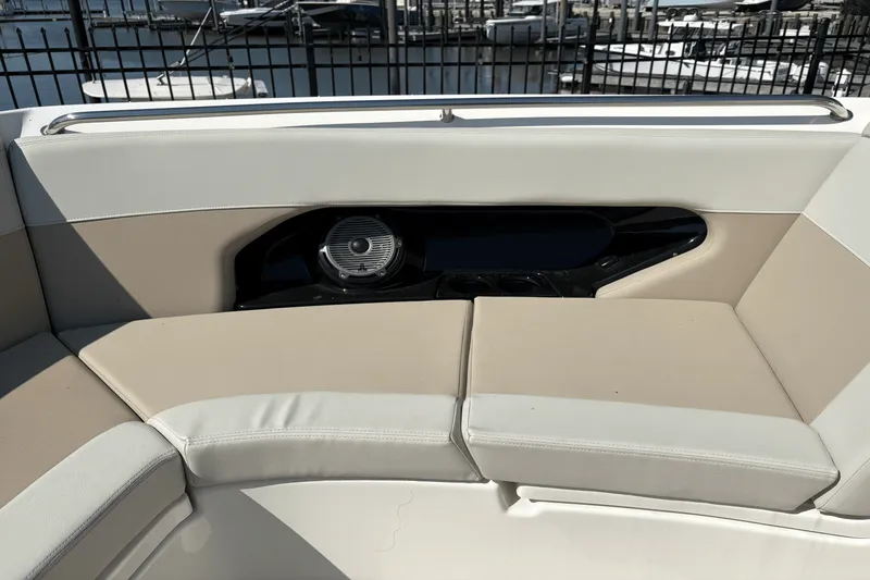 Slide: The Image of Boston Whaler 240 Vantage 2025 - 14