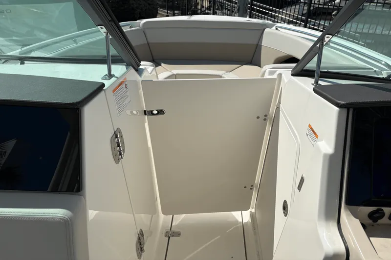 Slide: The Image of Boston Whaler 240 Vantage 2025 - 16