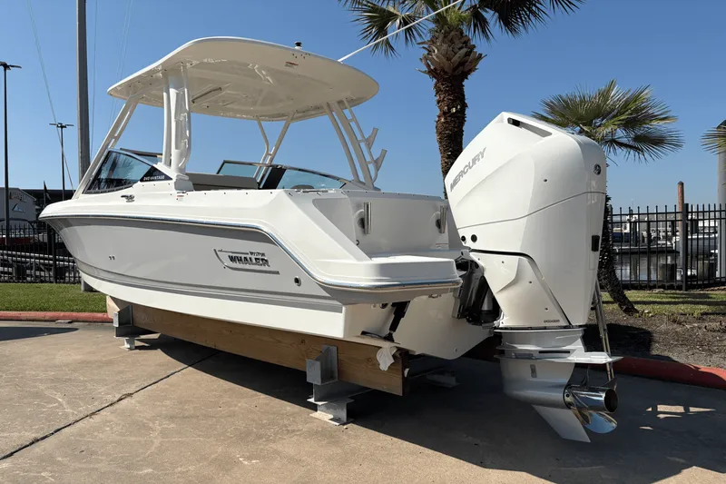 Slide: The Image of Boston Whaler 240 Vantage 2025 - 17