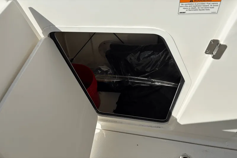 Slide: The Image of Boston Whaler 240 Vantage 2025 - 18