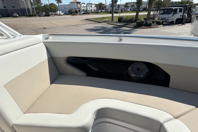 Slide: The Image of Boston Whaler 240 Vantage 2025 - 19