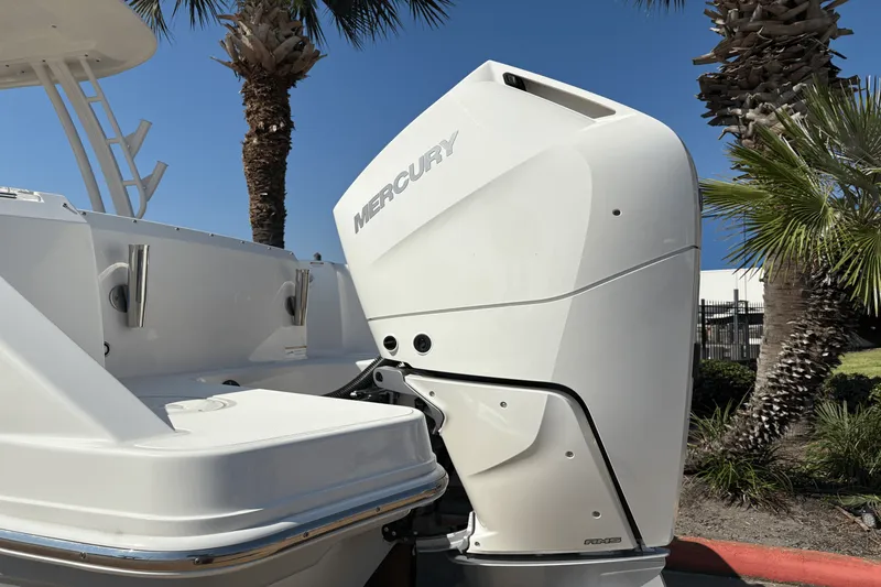 Slide: The Image of Boston Whaler 240 Vantage 2025 - 2