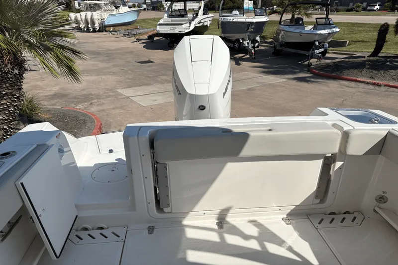Slide: The Image of Boston Whaler 240 Vantage 2025 - 3