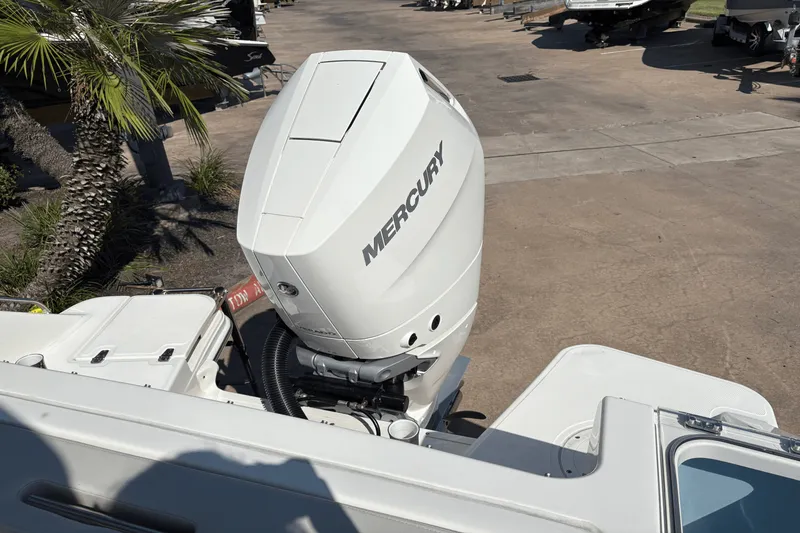 Slide: The Image of Boston Whaler 240 Vantage 2025 - 4