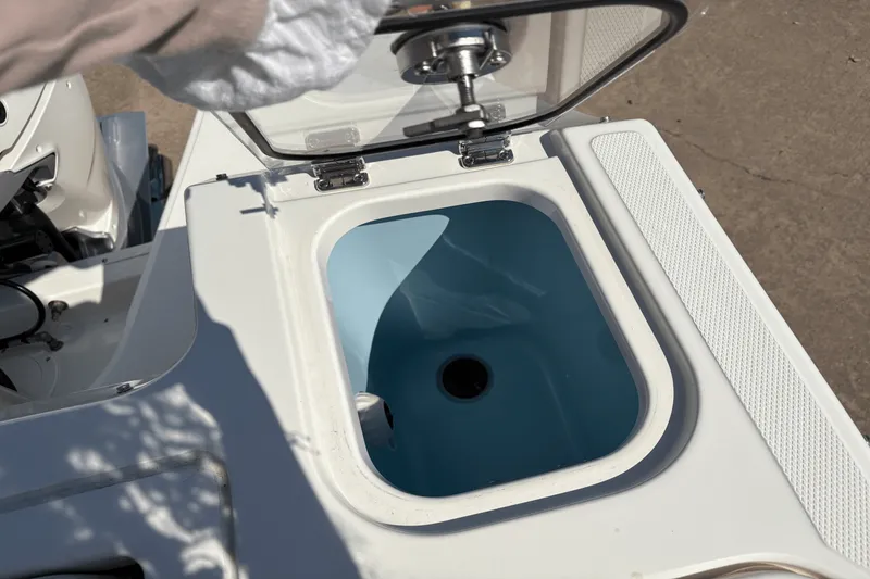 Slide: The Image of Boston Whaler 240 Vantage 2025 - 5