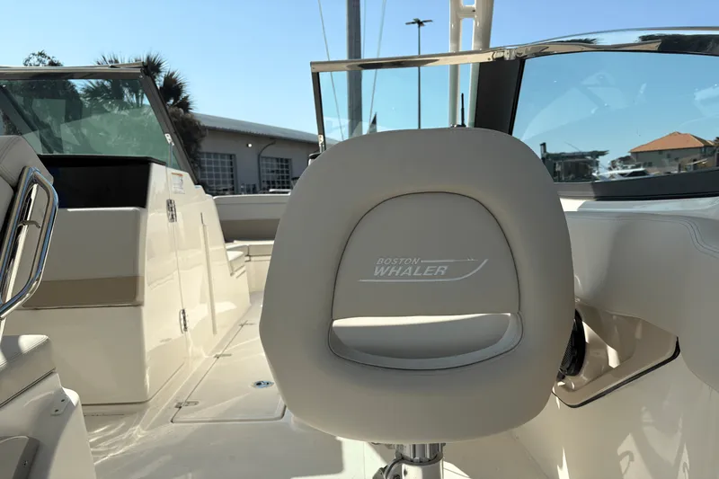 Slide: The Image of Boston Whaler 240 Vantage 2025 - 6