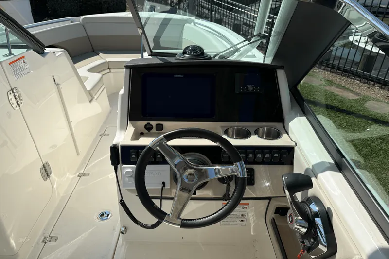 Slide: The Image of Boston Whaler 240 Vantage 2025 - 7