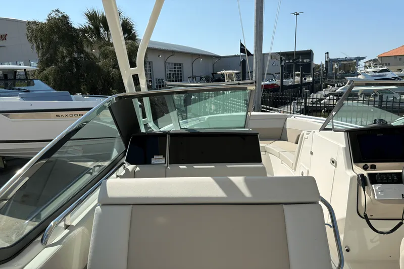 Slide: The Image of Boston Whaler 240 Vantage 2025 - 8