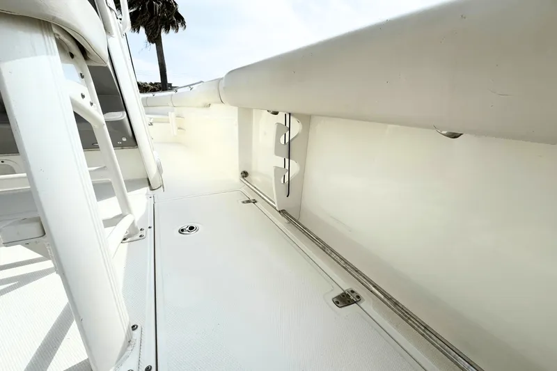 Slide: The Image of Boston Whaler 230 Outrage 2017 - 11