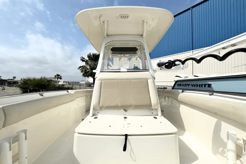 Slide: The Image of Boston Whaler 230 Outrage 2017 - 12