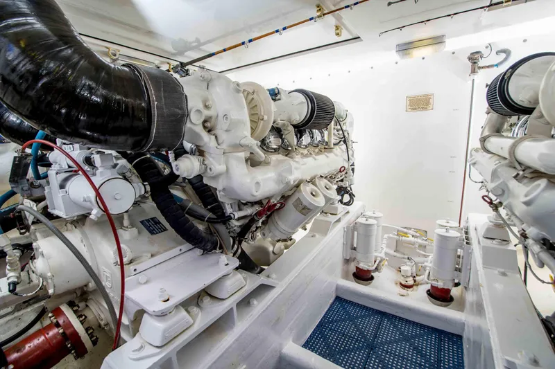 Slide: The Image of Bertram 510 Convertible 2002 - 26