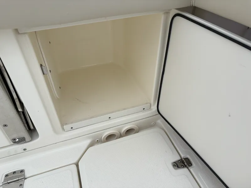 Slide: The Image of Boston Whaler 330 Outrage 2024 - 16